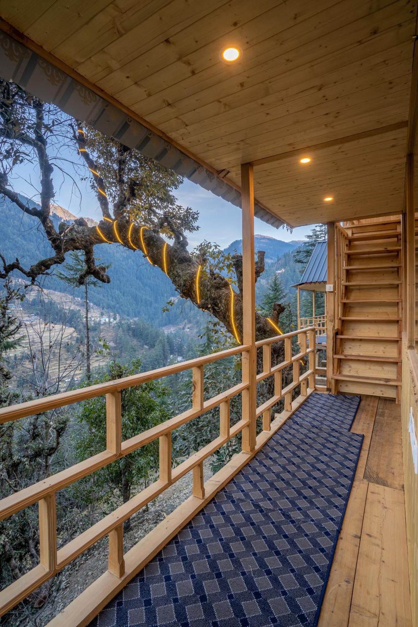Into The Woods Treehouse Jibhi Villa Exterior foto