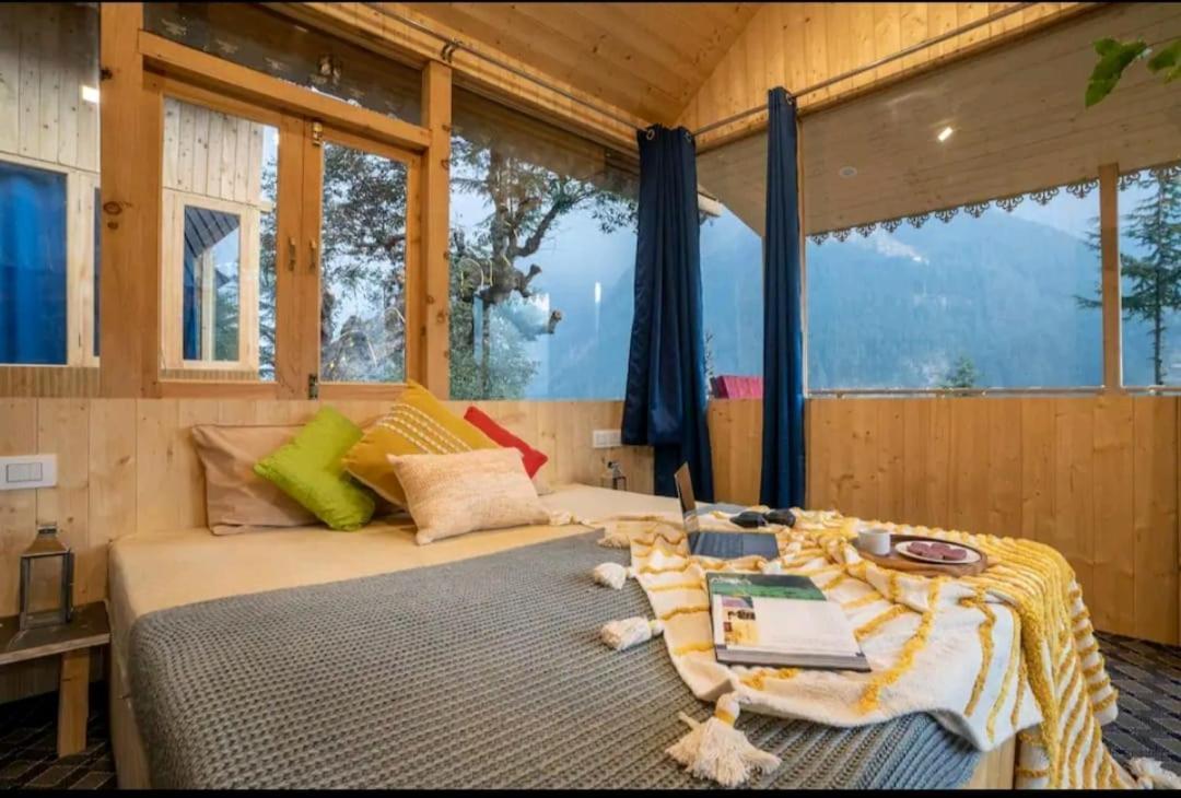 Into The Woods Treehouse Jibhi Villa Exterior foto