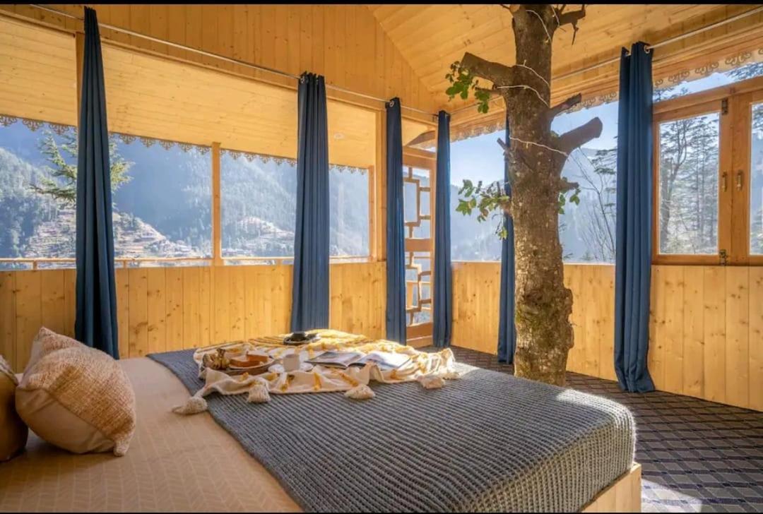 Into The Woods Treehouse Jibhi Villa Exterior foto