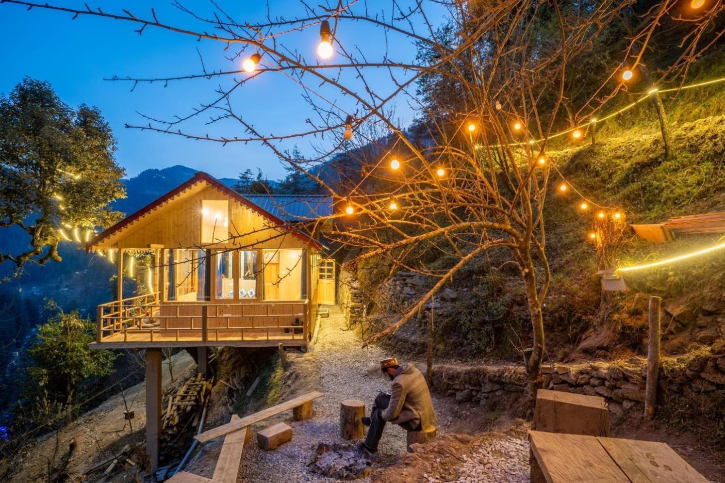 Into The Woods Treehouse Jibhi Villa Exterior foto