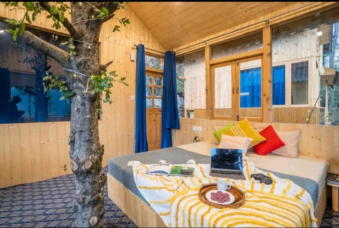 Into The Woods Treehouse Jibhi Villa Exterior foto