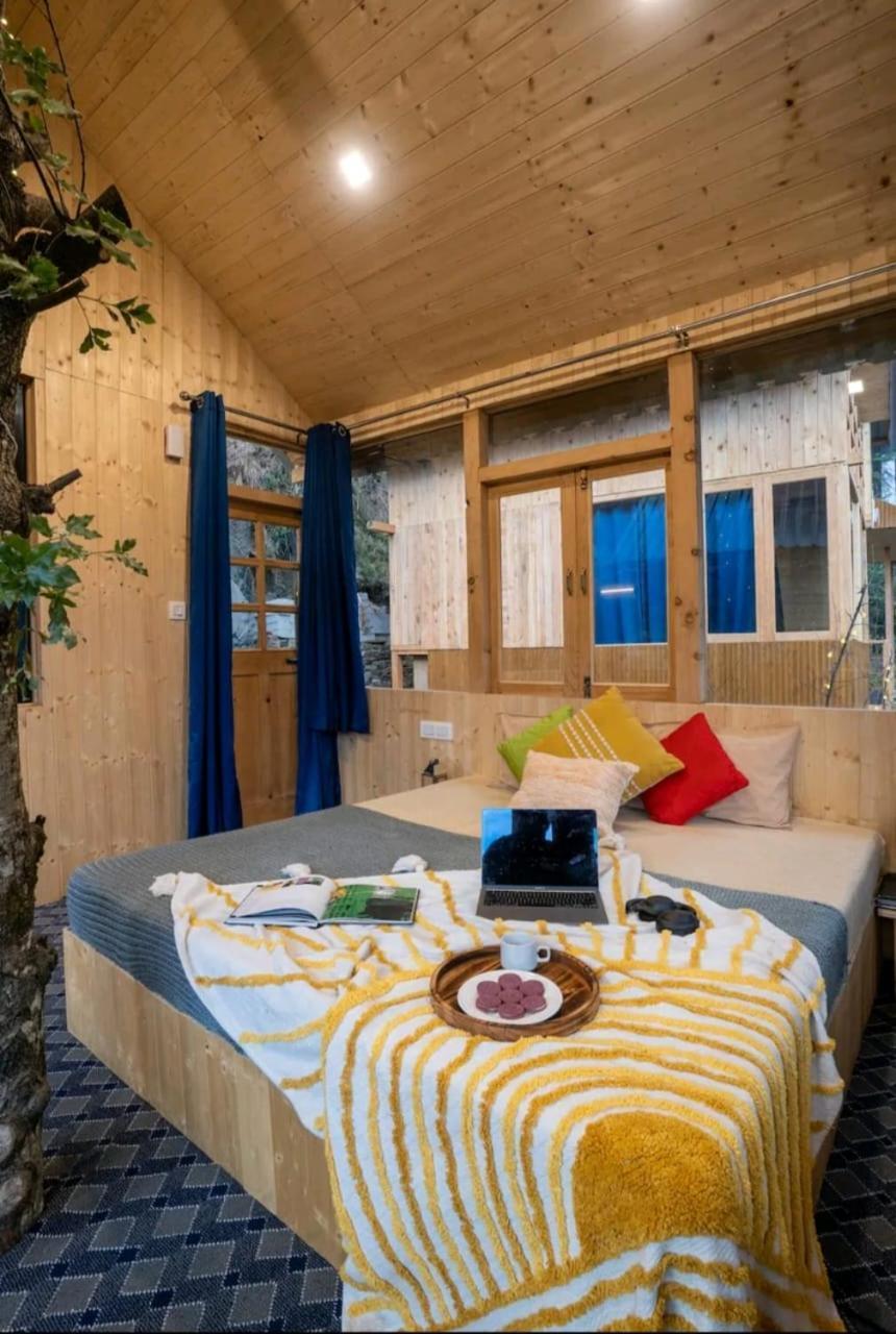 Into The Woods Treehouse Jibhi Villa Exterior foto