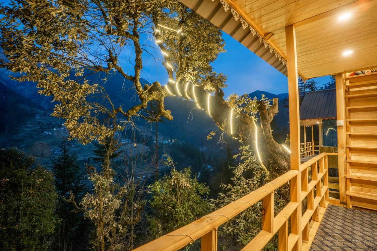 Into The Woods Treehouse Jibhi Villa Exterior foto