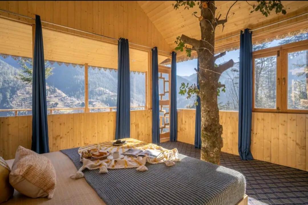 Into The Woods Treehouse Jibhi Villa Exterior foto